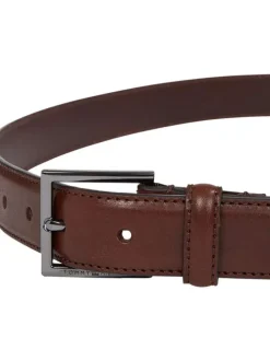Ceinture marron unie en cuir avec nom iconique de la marque sur la boucle
