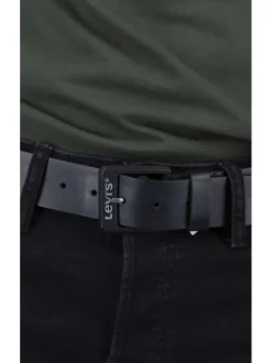 Ceinture noire en cuir unie avec nom de la marque gravé sur la boucle