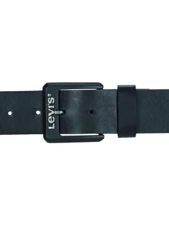 Ceinture noire en cuir unie avec nom de la marque gravé sur la boucle