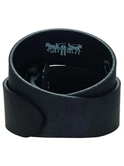 Ceinture noire en cuir unie avec nom de la marque gravé sur la boucle