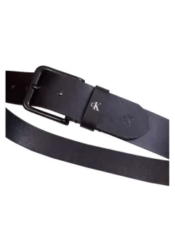 Ceinture noire unie en similicuir lisse avec logo embossé sur la bouce
