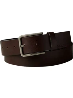 Ceinture brune unie lisse en cuir avec une boucle métallique
