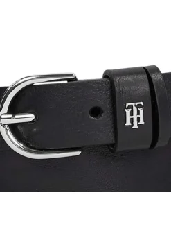 Ceinture en cuir grainé noir avec monogramme métallique argenté sur le passant
