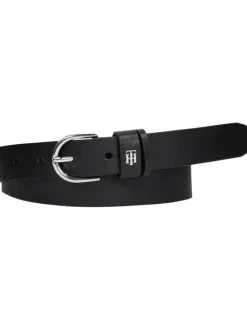 Ceinture en cuir grainé noir avec monogramme métallique argenté sur le passant