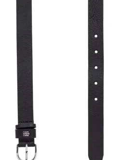 Ceinture en cuir grainé noir avec monogramme métallique argenté sur le passant