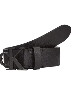 Ceinture en cuir grainé noir uni avec gros monogramme métallique