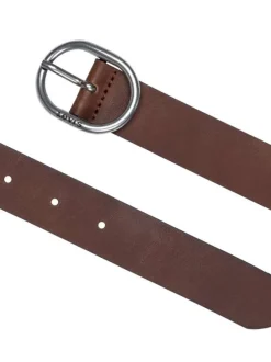 Ceinture en cuir lisse pourvue d'une fermeture argentée au nom de la marque