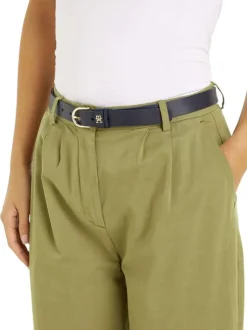 Ceinture en cuir marine unie avec une boucle arrondie et monogramme de la marque