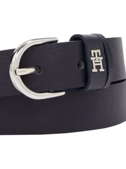 Ceinture en cuir marine unie avec une boucle et un logo métalliques argentés