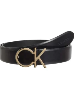 Ceinture en cuir noire unie avec boucle en forme de "CK" dorée