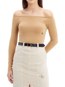 Ceinture en cuir noire unie avec boucle en forme de "CK" dorée