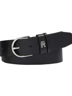Ceinture en cuir noire unie avec des détails métalliques argentés