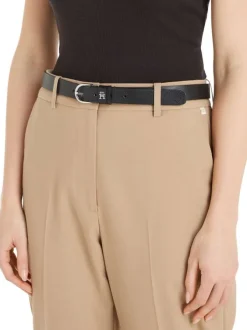 Ceinture en cuir noire unie avec détails métalliques argentés