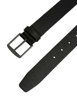 Ceinture en cuir noire unie avec nom de la marque gravé sur la boucle