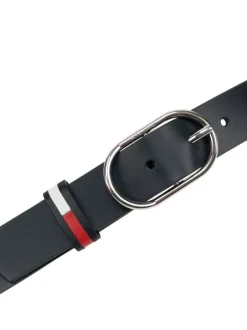 Ceinture en cuir noire unie avec nom de la marque inscrit sur la boucle