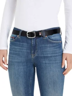 Ceinture en cuir noire unie avec une boucle argentée arrondie
