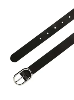 Ceinture en cuir noire unie avec une boucle en métal argenté et nom iconique