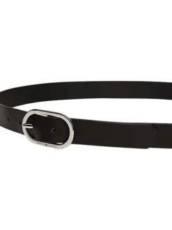 Ceinture en cuir noire unie avec une boucle en métal argenté et nom iconique