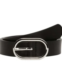 Ceinture en cuir noire unie avec une boucle en métal argenté et nom iconique