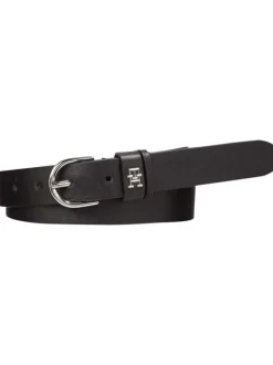 Ceinture en cuir noire unie avec un patch argenté cousu sur le passant
