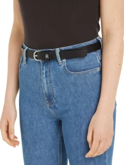 Ceinture en cuir noire unie avec un patch argenté cousu sur le passant