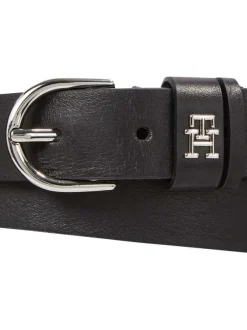 Ceinture en cuir noire unie avec un patch argenté cousu sur le passant
