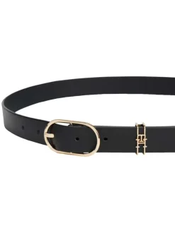 Ceinture en cuir noire unie à boucle ovale or et avec un passant métallique
