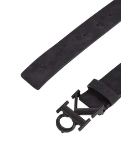 Ceinture en cuir noire unie effet usé avec monogramme sur la boucle