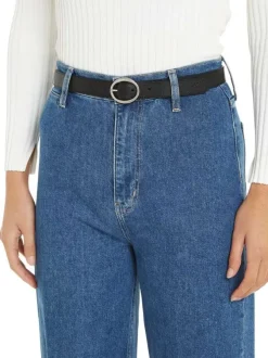 Ceinture en cuir noire unie grainée avec initiales de la marque en relief