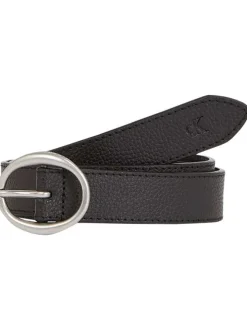 Ceinture en cuir noire unie grainée avec initiales de la marque en relief