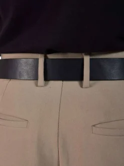 Ceinture en cuir noire unie pourvue d'une boucle de fermeture métallique