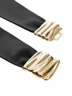 Ceinture en cuir noir unie avec une coupe large et une grosse boucle doré
