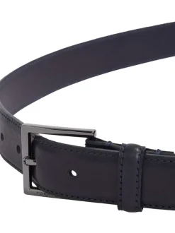 Ceinture marine unie en cuir avec un passant et une boucle au nom de la marque