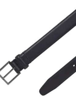 Ceinture marine unie en cuir avec un passant et une boucle au nom de la marque