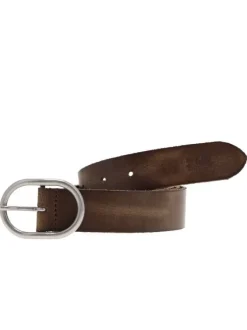 Ceinture marron en cuir avec effet d'usure et une boucle métallique argentée