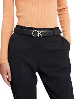 Ceinture noire avec monogramme métallique doré comme boucle à crochet
