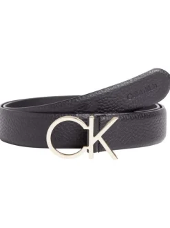 Ceinture noire avec monogramme métallique doré comme boucle à crochet