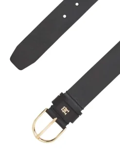 Ceinture noire en cuir lisse pourvu d'une boucle ardillon dorée