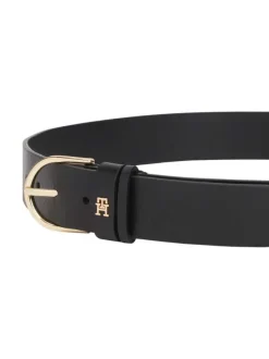 Ceinture noire en cuir lisse pourvu d'une boucle ardillon dorée