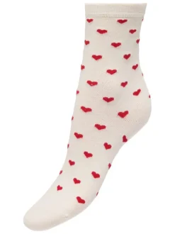 Chaussettes hautes beiges à motifs cœurs rouges sur le pourtour