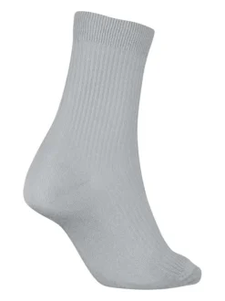 Chaussettes hautes grises unies avec une coupe mi-haute et logo iconique