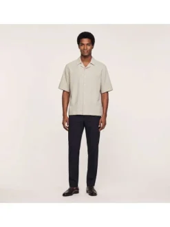 Chemise beige à coupe droite pourvue d'un col cubain et de manches courtes