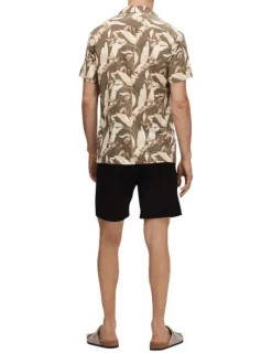Chemise beige imprimé avec un col français et à manches courtes