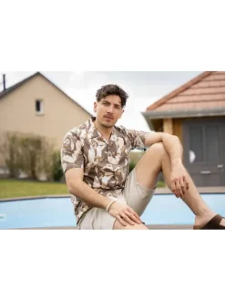 Chemise beige imprimé avec un col français et à manches courtes