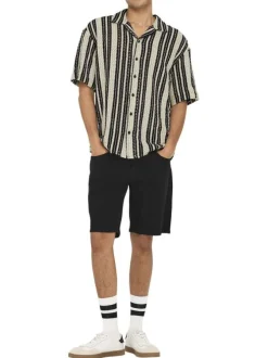 Chemise beige à motifs avec une coupe droite et un col à revers