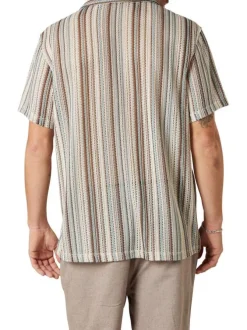 Chemise beige à rayures pourvue d'une coupe droite et d'un col boutonné