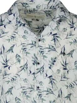 Chemise blanche avec des imprimés une coupe droite et un col à revers