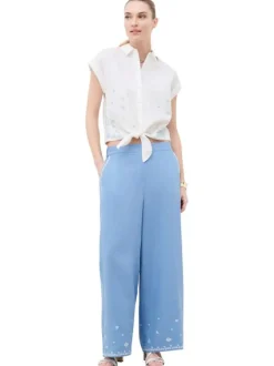 Chemise blanche à coupe ajustée pourvue d'un col à revers et de manches courtes