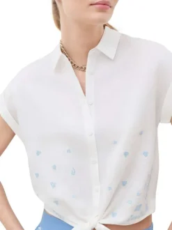 Chemise blanche à coupe ajustée pourvue d'un col à revers et de manches courtes