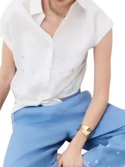 Chemise blanche à coupe ajustée pourvue d'un col à revers et de manches courtes